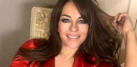 elizabeth desnuda|¡El espectacular topless de Elizabeth Hurley a sus 55 años!.